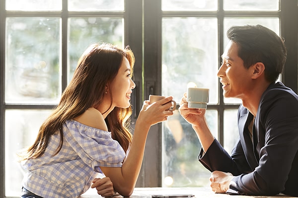 当老婆与异性聊天，应该如何理智应对？